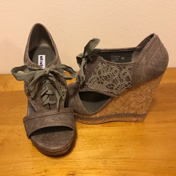 Shoes 👠👢 - Picture 1 of 2